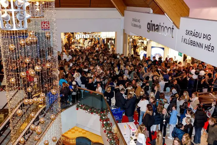 Fjöldi fólks við opnun Gina Tricot